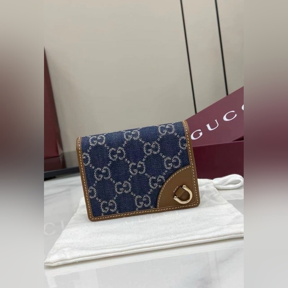 Gucci GG Emblem small wallet - Picture 1 of 9